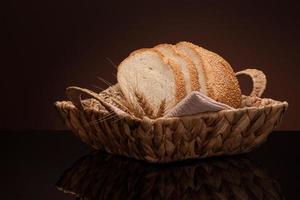 brood in een rieten mand foto