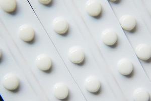 close-up van pillen van blisterverpakking op tafel foto
