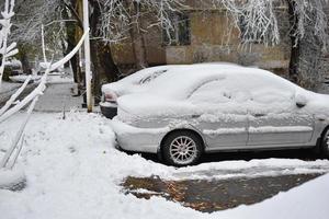 auto's in de winter in de sneeuw na een sneeuwval foto