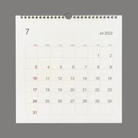 juli 2022 kalenderpagina op witte achtergrond. kalenderachtergrond voor herinnering, bedrijfsplanning, afspraakvergadering en evenement. foto