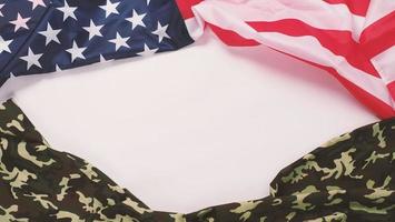 Amerikaanse vlag en militair camouflagepatroon. bovenaanzicht hoek. foto