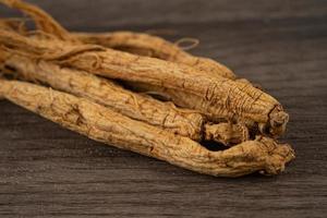 ginseng, gedroogd plantaardig kruid. gezond voedsel beroemd exportvoedsel in het land van Korea. foto