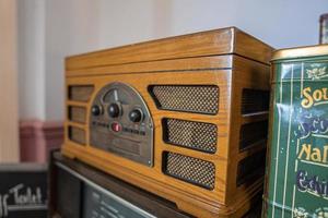 vintage houten radio speaker in huis foto