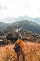 's avonds wandelen in de bergen foto