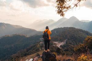 's avonds wandelen in de bergen foto