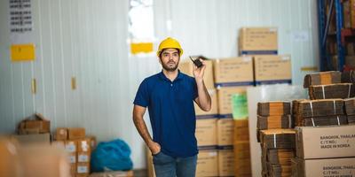 voorman werknemer of ingenieur werken aan logistiek industrieel transport zeecontainer foto