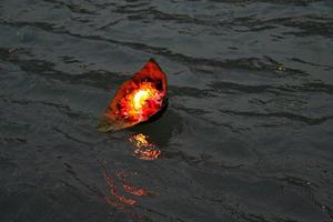 devotioneel offer van lamp met bloemen in bladkom, har-ki-pauri aan de oevers van de rivier de ganga, haridwar, uttarakahan, india, azië foto