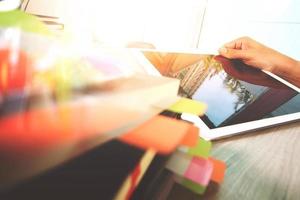 zakelijke documenten op kantoortafel met smartphone en digitale tablet en grafiekzaken met sociaal netwerkdiagram en man aan het werk op de achtergrond foto