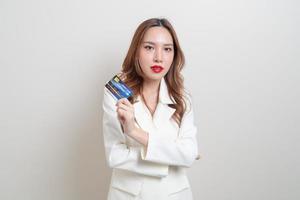 portret mooie aziatische vrouw met creditcard foto