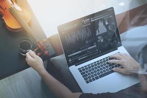 hipster hand componeren van muziek met laptop compter en zittend op de bank thuis studio foto