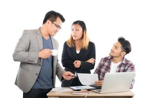 portret van zakelijke partners die documenten en ideeën bespreken tijdens een bijeenkomst in kantoor geïsoleerd op een witte achtergrond. foto