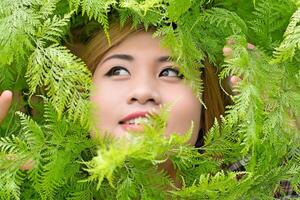 mooie vrouwen in een bosje bomen, varens smiley. foto