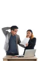 jonge zakenvrouw permanent met haar baas gesprek over het bedrijf op kantoor geïsoleerd op een witte achtergrond. foto