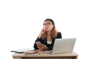 zaken vrouw dacht tijdens het werken met haar laptop geïsoleerd op een witte achtergrond. foto