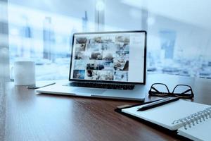 kantoor werkplek met laptop en smartphone op houten tafel foto