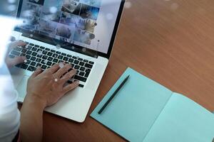 bovenaanzicht van zakenman hand werken met nieuwe moderne computer en slimme telefoon en bedrijfsstrategie op houten bureau als concept foto