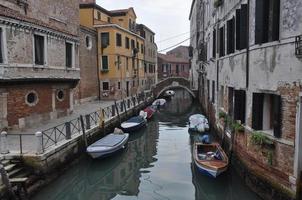 uitzicht op de gracht in Venetië foto