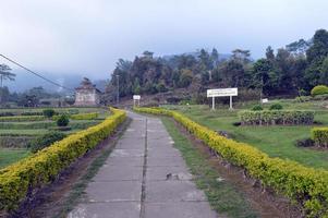 een weg in de heuvels naar de toeristische plek Gedong Songo in Semarang, Indonesië foto