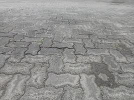 gebarsten en vuile stenen bestrating wegen foto