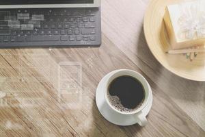 koffiekopje en digitaal tafeldock slim toetsenbord, gouden geschenkdoos en ronde houten lade, kleurpotlood op houten tafel, filtereffect foto