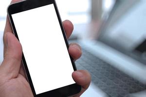 close-up van hand met leeg scherm van slimme telefoon met onscherpe achtergrond als concept foto