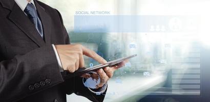 zakenman die met nieuwe moderne computer werkt, toont sociale netwerkstructuur als concept foto