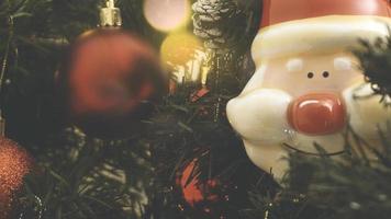 groet seizoen concept.close up van ornamenten op een kerstboom met decoratief licht foto