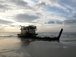 oude boot op zee foto