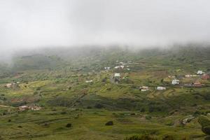 dorp onder de wolken, bovenaanzicht vanaf de berg foto