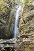 uitzicht op een kleine waterval in het troodos-gebergte in cyprus foto