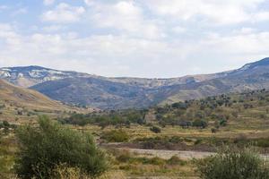 droog cyprus landschap met velden terrasvormige heuvels in de buurt van kaithikas, paphos foto