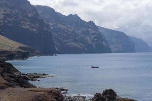 oceaan en bergen van tenerife, prachtig uitzicht. foto