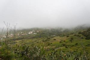 dorp onder de wolken, bovenaanzicht vanaf de berg foto