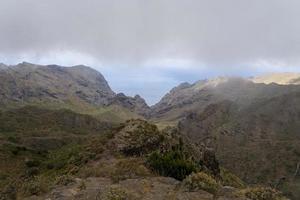 wolken boven de bergen op het eiland tenerife. foto