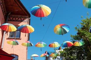 er zijn veel kleurrijke paraplu's in de lucht. foto
