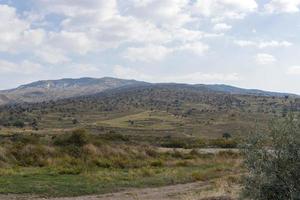 droog cyprus landschap met velden terrasvormige heuvels in de buurt van kaithikas, paphos foto