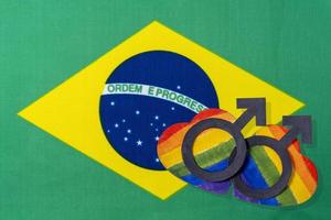 de vlag van brazilië en het hart in de vorm van de lgbt-vlag. foto