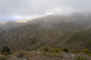 wolken boven de bergen op het eiland tenerife. foto