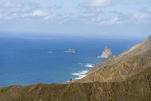 bergen en zee op het eiland tenerife. foto