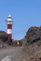 mirador punta de teno vuurtoren op de westelijke kaap van tenerife, canarische eilanden, spanje. foto