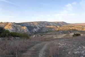 landschap van cyprus in de buurt van avakas-kloof. wild natuur foto