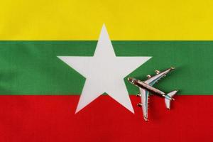 vliegtuig over de vlag naar myanmar reisconcept. foto