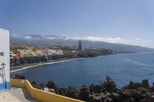 huizen aan de kust van het spaanse eiland tenerife. foto