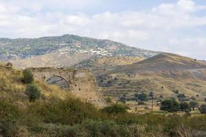 droog cyprus landschap met velden terrasvormige heuvels in de buurt van kaithikas, paphos foto