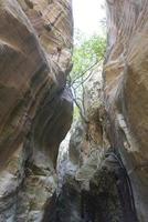 zonovergoten veelkleurige rotsen van avakas-kloof in cyprus. foto