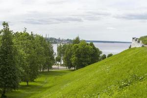 groene heuvels met uitzicht op de rivier in de zomer. foto