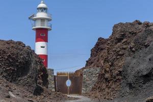 mirador punta de teno vuurtoren op de westelijke kaap van tenerife, canarische eilanden, spanje. foto