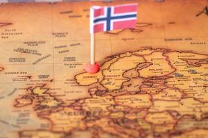 de vlag van noorwegen op de wereldkaart. foto