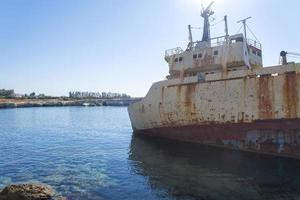 verlaten schip dat schipbreuk leed voor de kust van cyprus foto