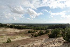 geweldig uitzicht op zandgrijze duinen aan de Koerse landtong. foto